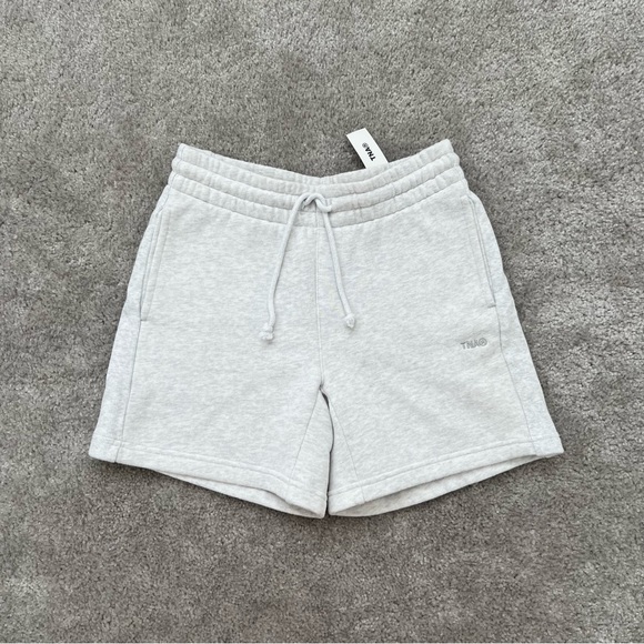 NEW Aritzia TNA Sweatshorts - Picture 2 of 8